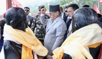 दोरम्बा घटनामा ज्यान गुमाएकालाई प्रचण्डले चढाए खादासहितको लालसलाम